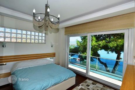 New apartment for sale in Rawai, Thailand in a high-quality residence with two swimming pools, a gym and a garage, close to a beach
